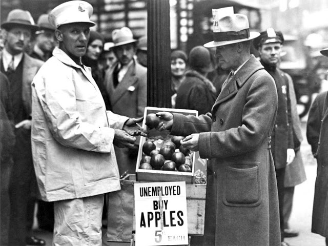 دستفروشان سیب در نیویورک در عصر رکود بزرگ: هر سیب ۵ سنت!