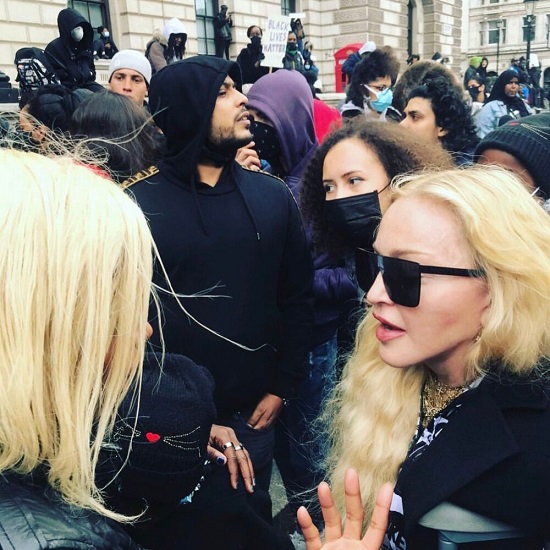 حضور مدونا در تظاهرات ضد نژادپرستی در لندن+عکس