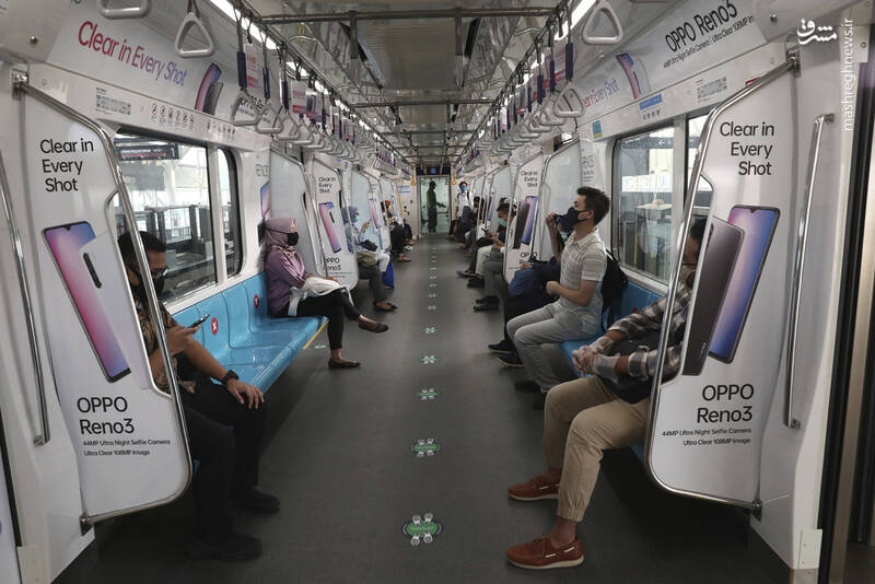 رعایت فاصله اجتماعی در مترو اندونزی +عکس