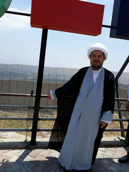 روحانی کتاب‌سوز در مرز لبنان و سرزمین‌های اشغالی +عکس