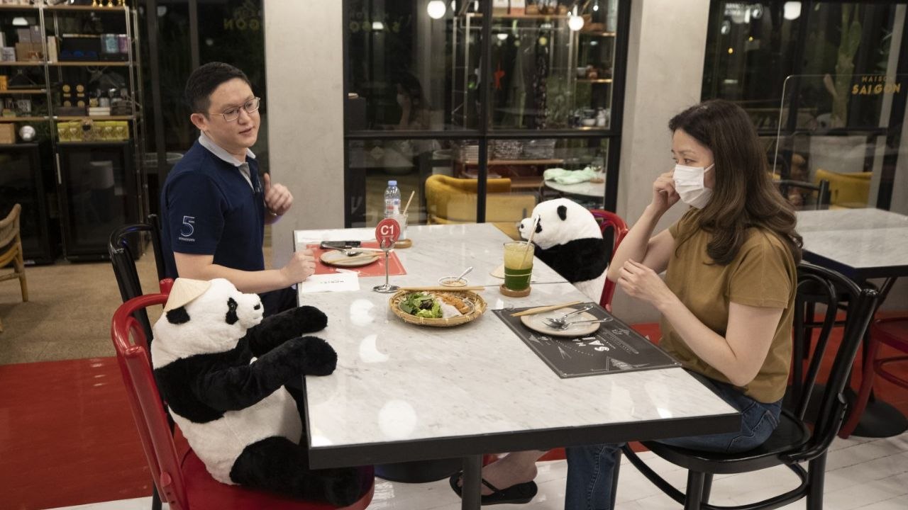 پانداها میزهای خالی رستوران‌های تایلند را پر می‌کنند + عکس