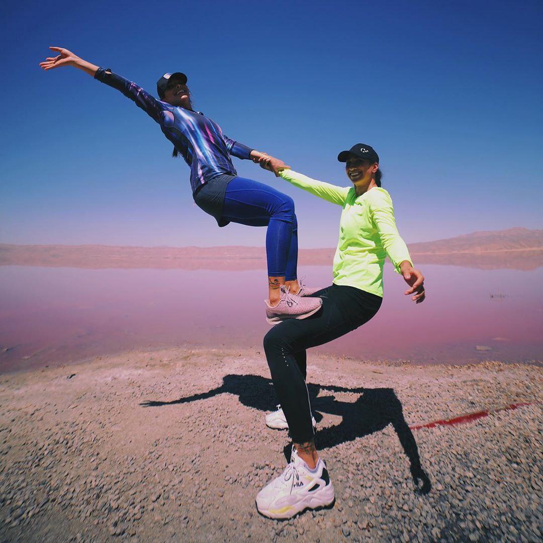 عکسی جالب از تمرین و آمادگی جسمانی دو خانم ورزشکار