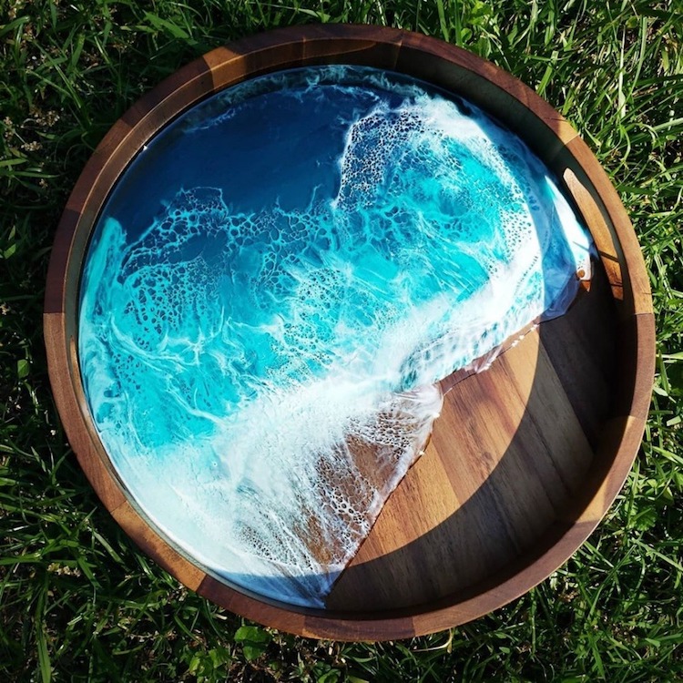 هنرمندی که میزهایی با چوب و رزین می‌سازد که یادآور زیبایی امواج دریاها و اقیانوس‌ها هستند