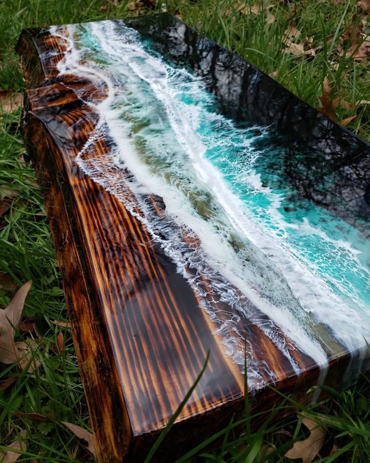 هنرمندی که میزهایی با چوب و رزین می‌سازد که یادآور زیبایی امواج دریاها و اقیانوس‌ها هستند