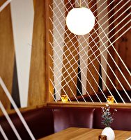 پارتیشن‌های طنابی در طراحی داخلی رستوران