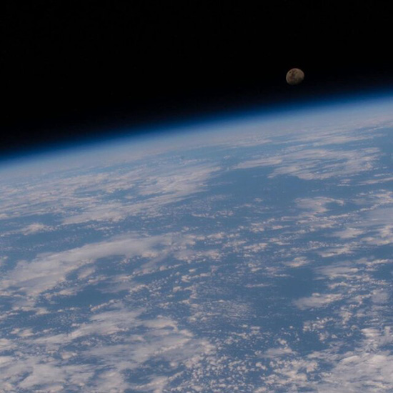 تصویری از زمین و ماه در یک قاب خیره‌کننده