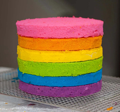 طرز تهیه کیک رنگین کمان؛ رنگی‌ترین کیک برای رنگی‌ترین مهمانی‌ها
