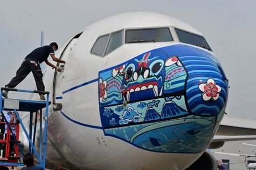 کشیدن ماسک روی بدنه هواپیمای مسافربری+ عکس