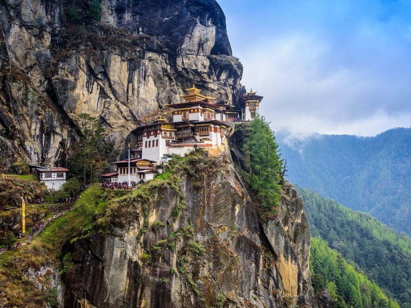 نگاهی به عجیب ترین خانه های دنیا؛ از قله کوه تا وسط جاده