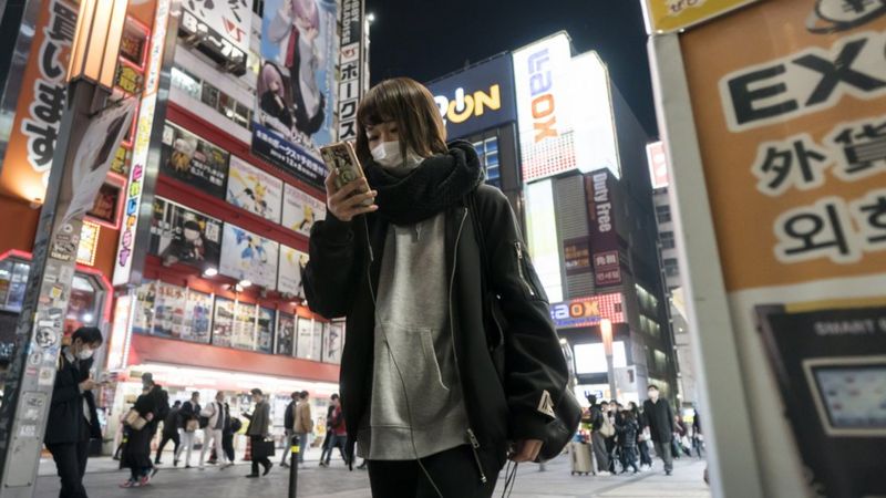 شهری در ژاپن که راه رفتن با تلفن را ممنوع کرد