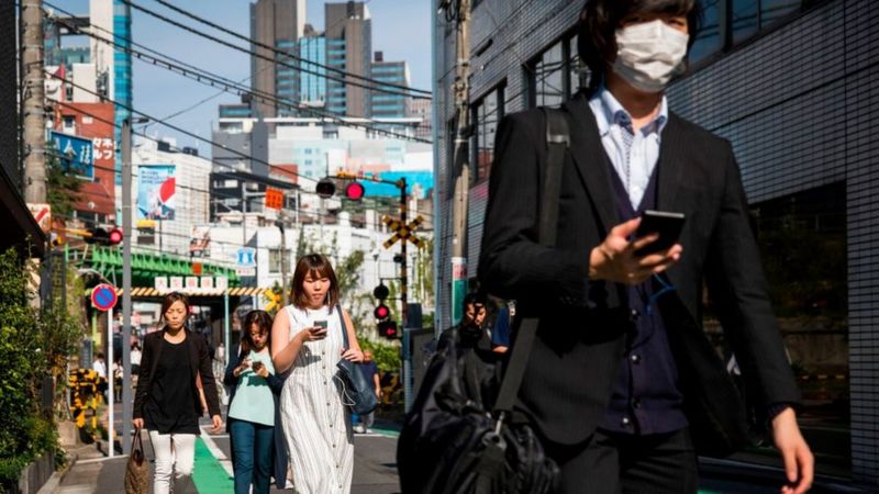 شهری در ژاپن که راه رفتن با تلفن را ممنوع کرد