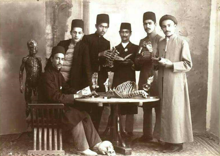 نخستین دانشجویان پزشکی ایرانی +عکس