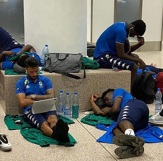 خوابیدن اوبامیانگ و هم‌تیمی‌ها در کف فرودگاه+عکس