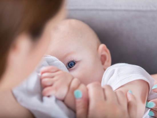 تغذیه با شیر مادر؛ ۱۱ فایده‌ای که نمی‌دانستید