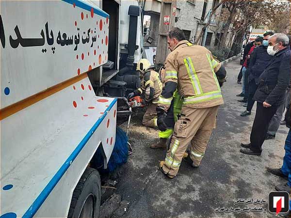 برخورد کامیونت با مغازه های خیابان دولت در تهران (+تصاویر)