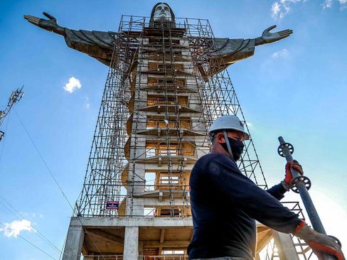 از مسابقات شترسواری دوبی تا ساخت مجسمه جدید مسیح (ع) در برزیل