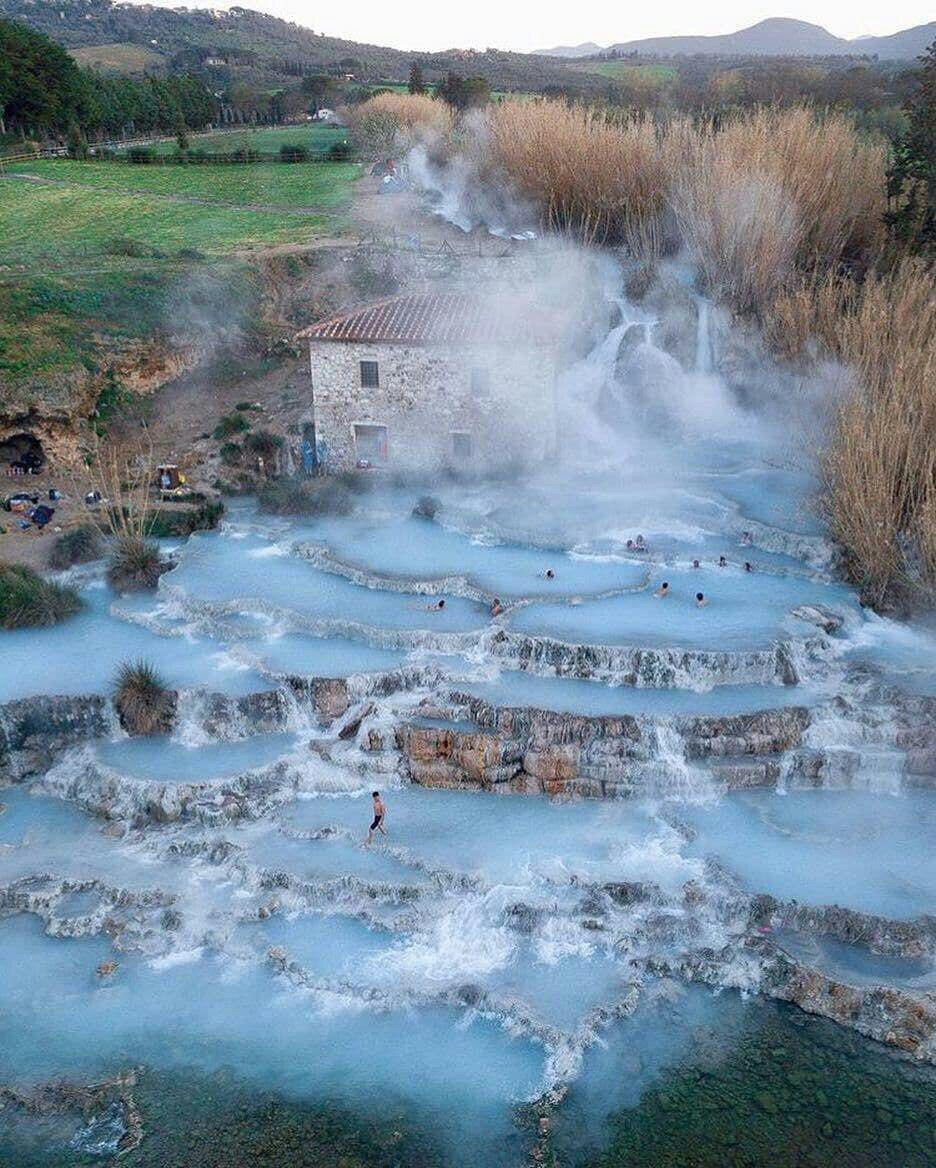 نمایی از چشمه های آبگرم در ایتالیا