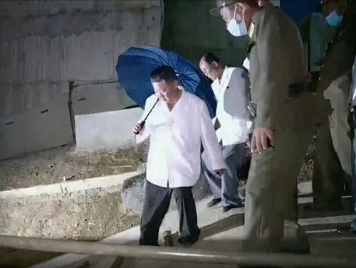 انتشار تصویر جنجالی از راه رفتن رهبر کره شمالی
