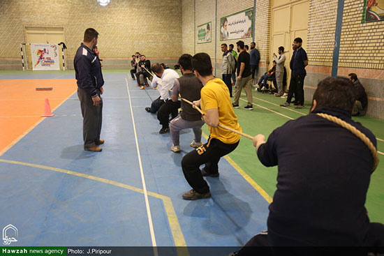 مسابقه طناب‌کشی طلاب قم به روایت تصویر