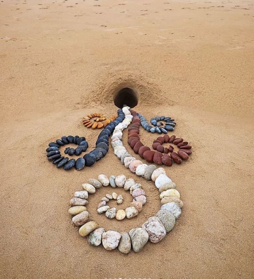 آثار هنری دیدنی با سنگ در ساحل