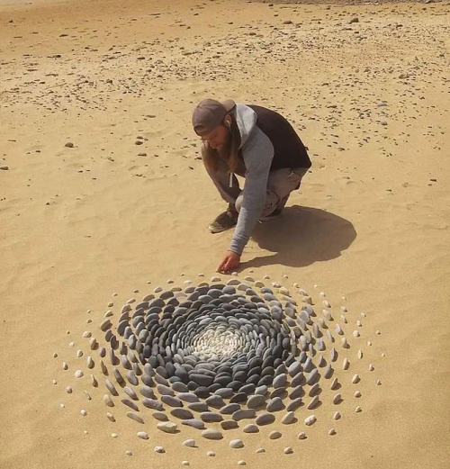 آثار هنری دیدنی با سنگ در ساحل