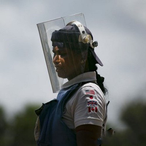 تصاویری عجیب از شغل باورنکردنی زنان در خطرناک‌ ترین جای جهان