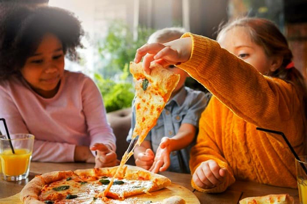 میدانید پیتزا چه آسیب هایی به بدنتان می زند؟