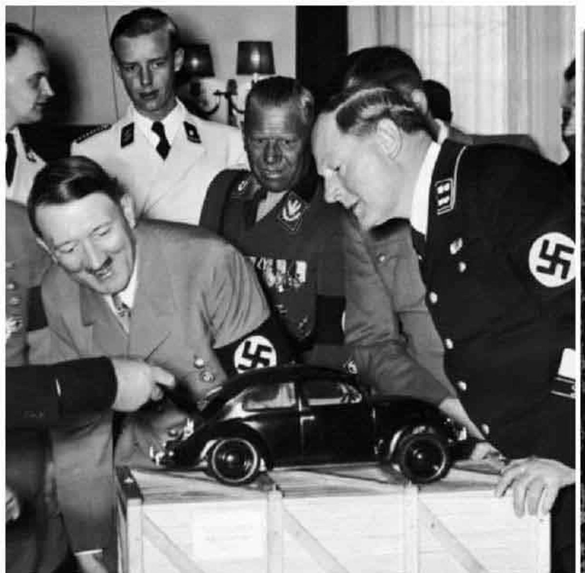 تصویر جالب از هیتلر و معرفی فولکس واگن قورباغه‌ایی
