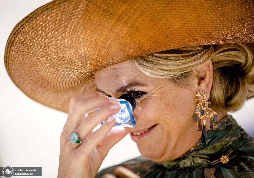 ملکه هلند در حال نگاه کردن به یک میکرو تراشه + عکس