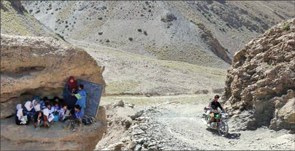 تصویری از برگزاری کلاس درس بر روی صخره