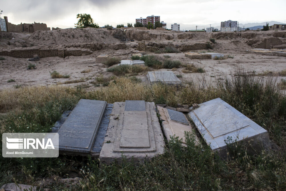 مصرف بی‌رویه آب و ریزش قبرها در یک آرامستان+ عکس