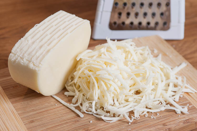 طرز تهیه پنیر پیتزا در خانه و نکته مهم برای کشدار شدن پنیر