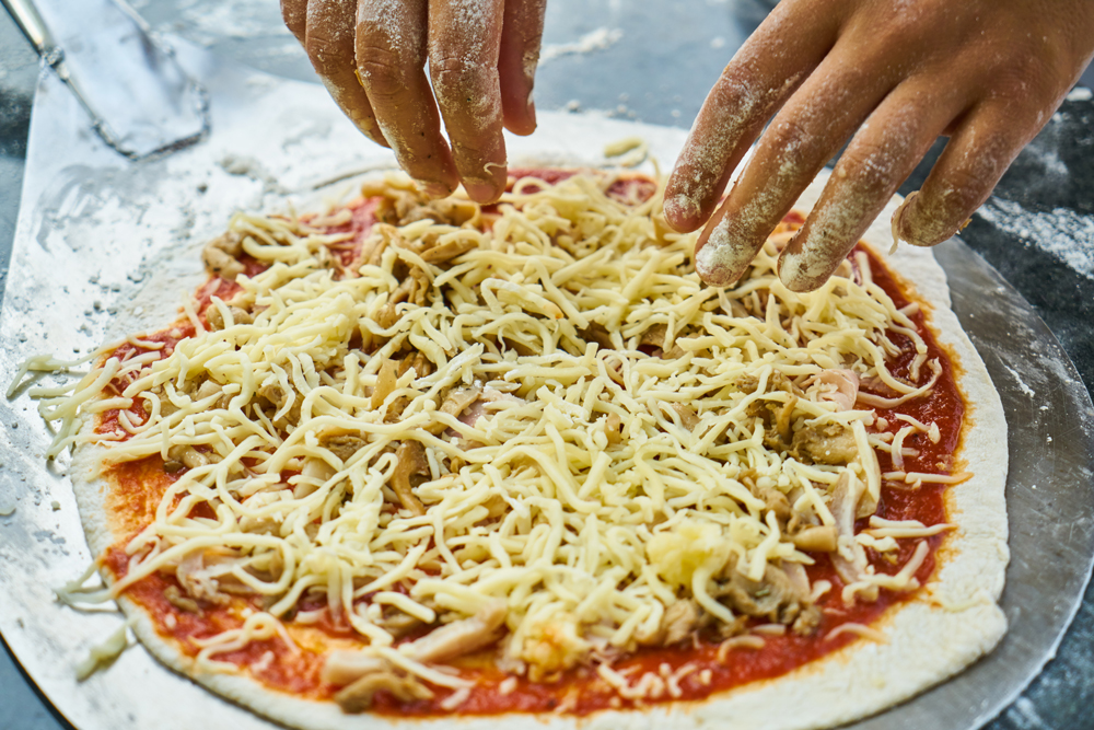 طرز تهیه پنیر پیتزا در خانه و نکته مهم برای کشدار شدن پنیر