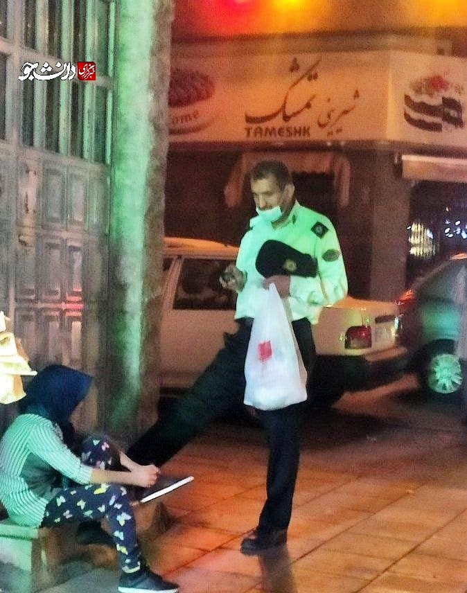 پلیسی که برای دختر دستفروش کفش خرید + عکس