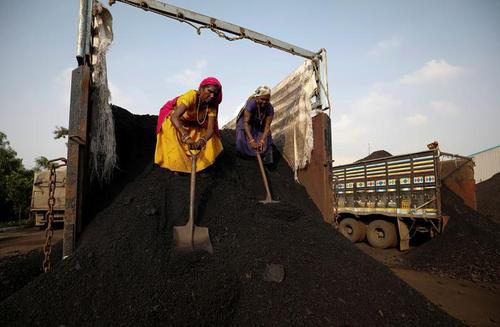 زنان هندیِ کارگر در حال تخلیه بار زغال یک کامیون + عکس