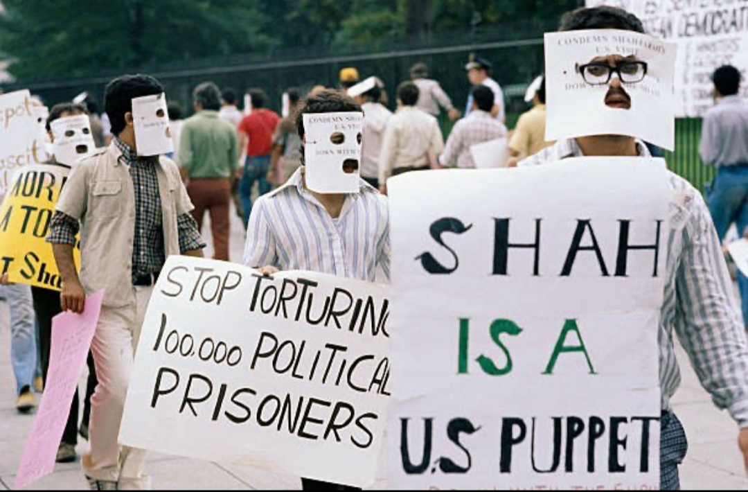 تظاهرات دانشجویان ایرانی مخالف شاه در واشینگتن سال ۵۶ + عکس