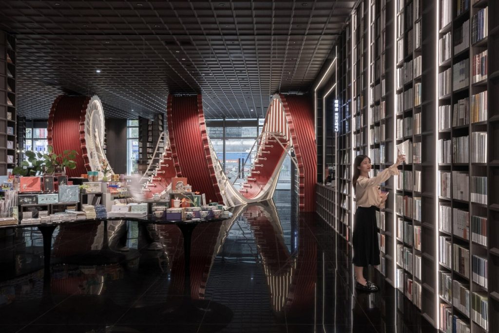 کتابفروشی‌ای در چین که با الهام گرفتن از نوشته ماکسیم گورکی به صورت مارپیچی زیبا ما را به سفر در زمان و مکان می‌برد