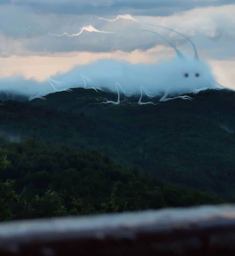 پرسه‌ی ارواح ابری غول‌پیکر در مناظر روستایی