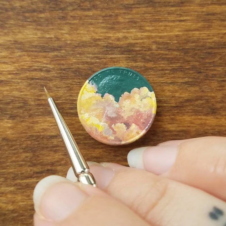 خلق نقاشی‌های رنگ روغن کوچک روی سکه‌ها