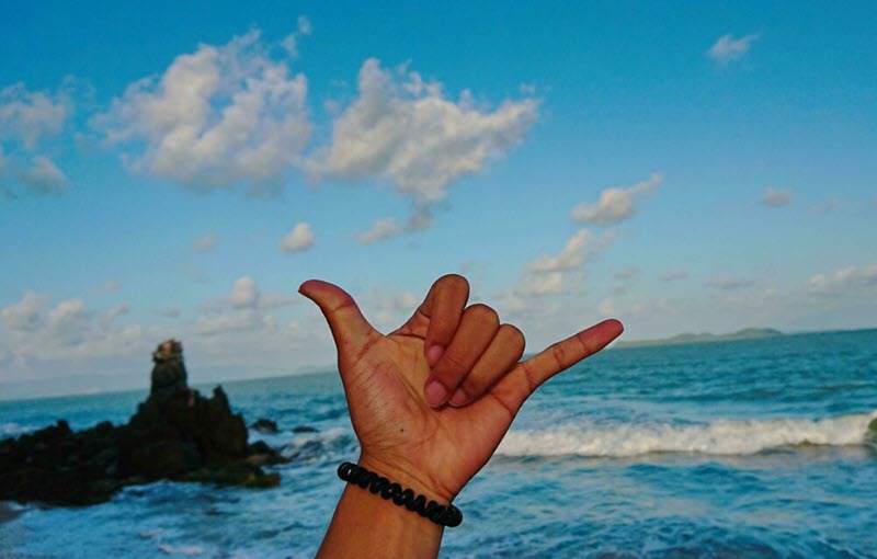 تاریخ غمگین ژست دست نمادین مردم هاوایی که وارد صفحه کلید ایموجی موبایل‌های ما هم شده
