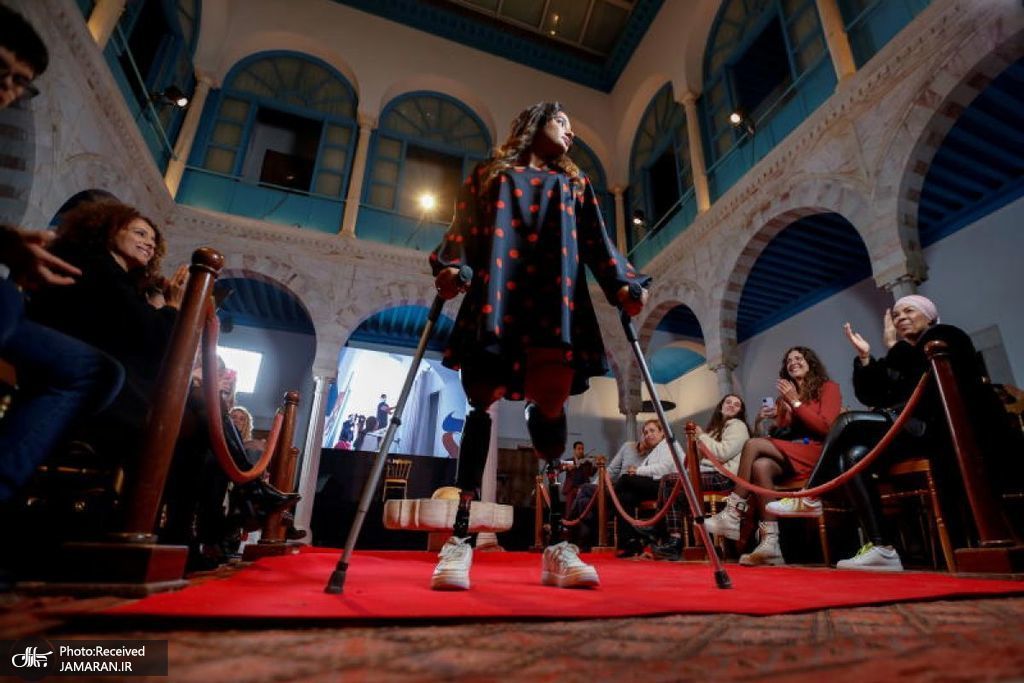 زنی با پاهای مصنوعی در یک نمایش مد تونس
