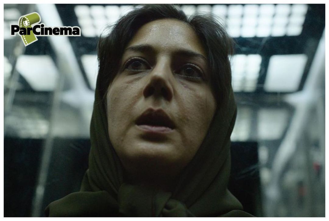 قابی از بازیگر خارج‌نشینِ سینمای ایران در یک فیلم