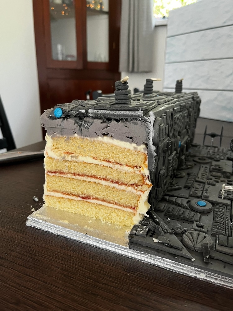 این کاربر عاشق فیلم جنگ‌های ستاره‌ای، یک کیک تمام خوردنی با الهام از ستاره مرگ ساخته است