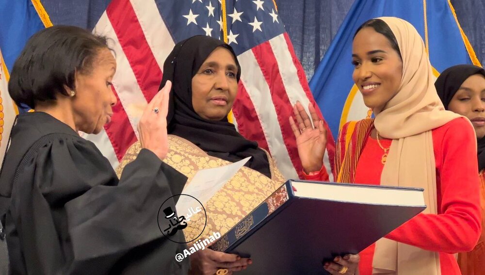 تصویر قسم خوردن سناتور زن آمریکایی به قرآن