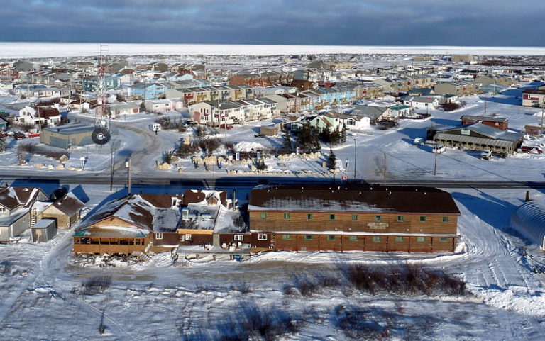 نگاهی به تنها شهر جهان که ۳۰۰ روز در سال شفق قطبی را در آنجا می توان دید(روزیاتو)