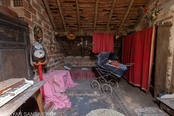کشف خانه‌ای متروکه در فرانسه که پر از عروسک‌های به ظاهر شیطانی است! (یک پزشک)