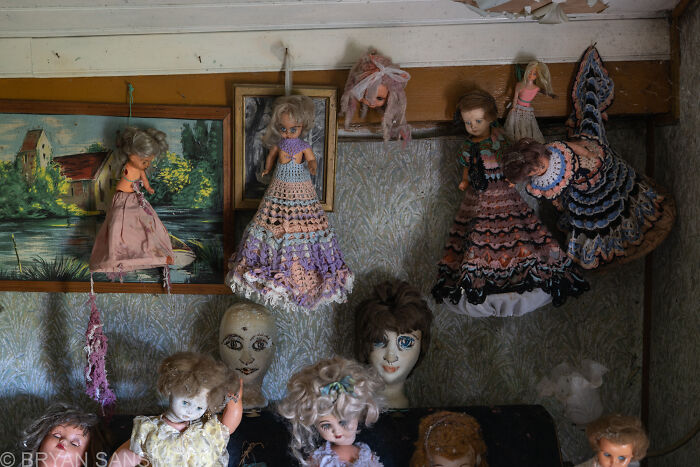 کشف خانه‌ای متروکه در فرانسه که پر از عروسک‌های به ظاهر شیطانی است! (یک پزشک)