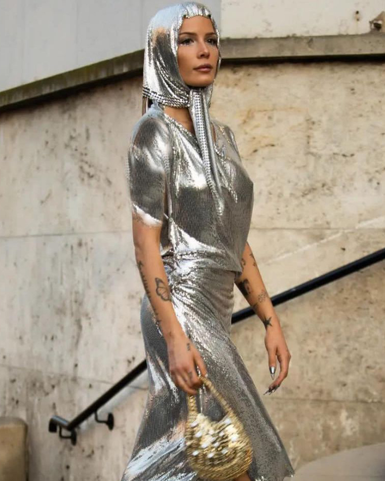 تیپ باحجاب خواننده زن مشهور در هفته مد پاریس