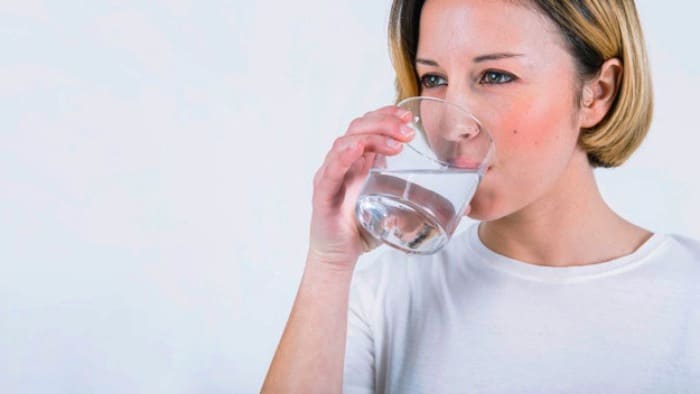 فواید شگفت‌انگیزِ خوردن آب قبل از غذا