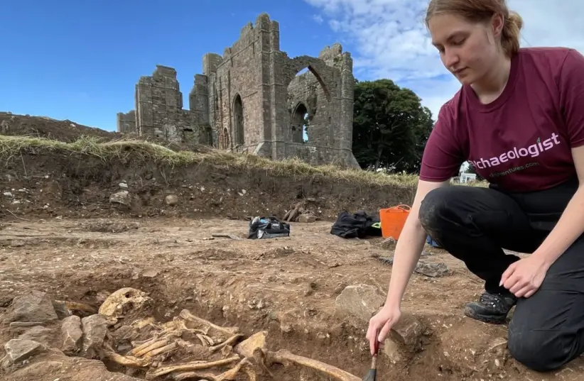 کشف قدیمی‌ترین «تسبیح» بریتانیا در جزیرۀ مقدس